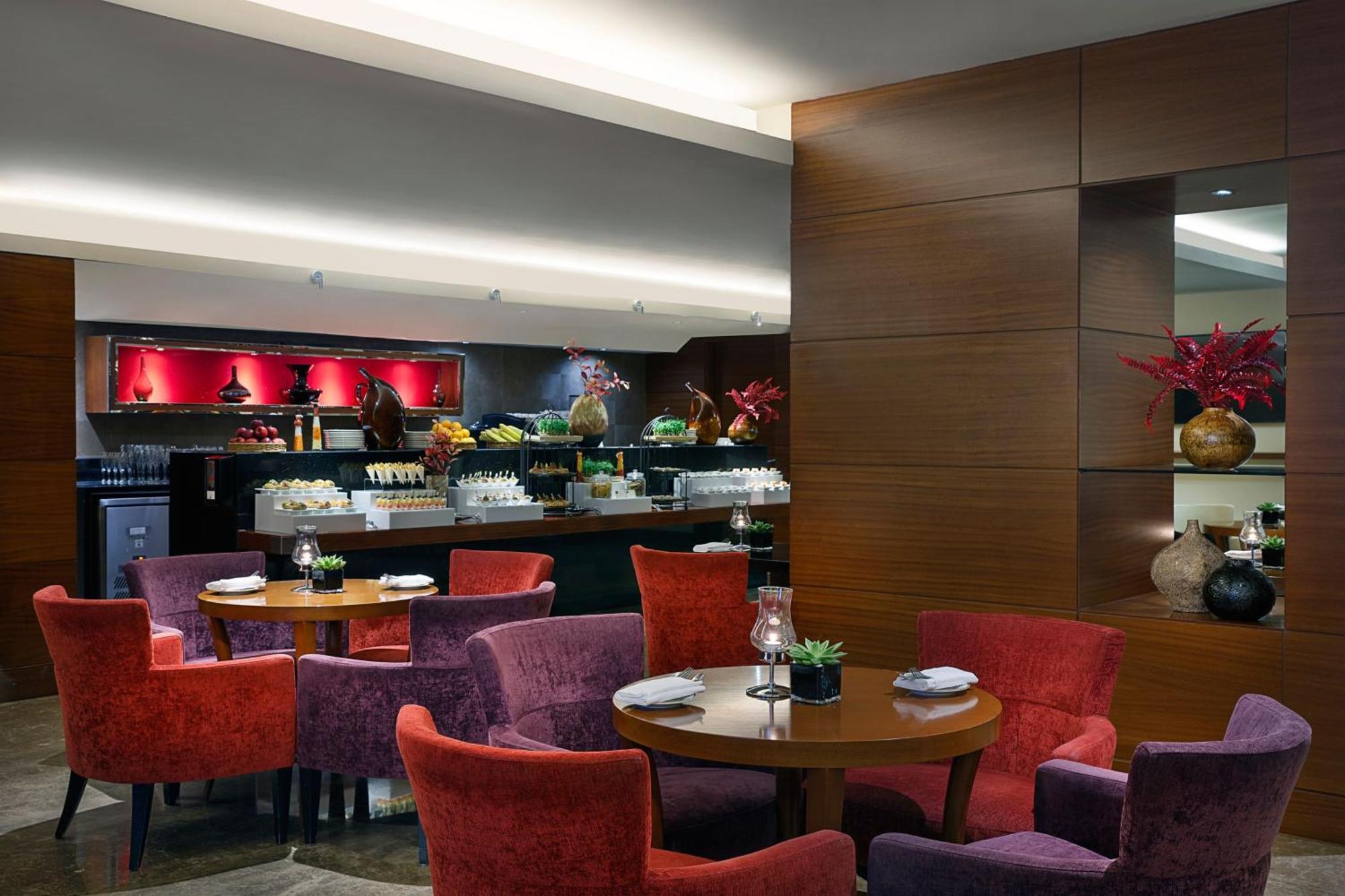 Sheraton Dubai Creek Hotel & Towers Bagian luar foto The lounge at the airport