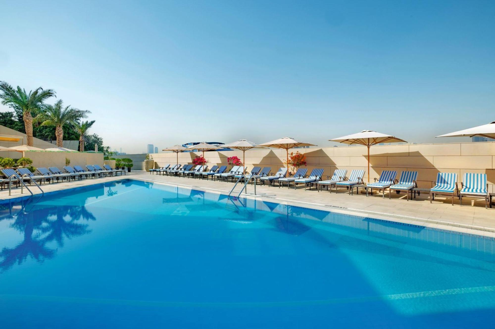 Sheraton Dubai Creek Hotel & Towers Bagian luar foto The pool at the hotel