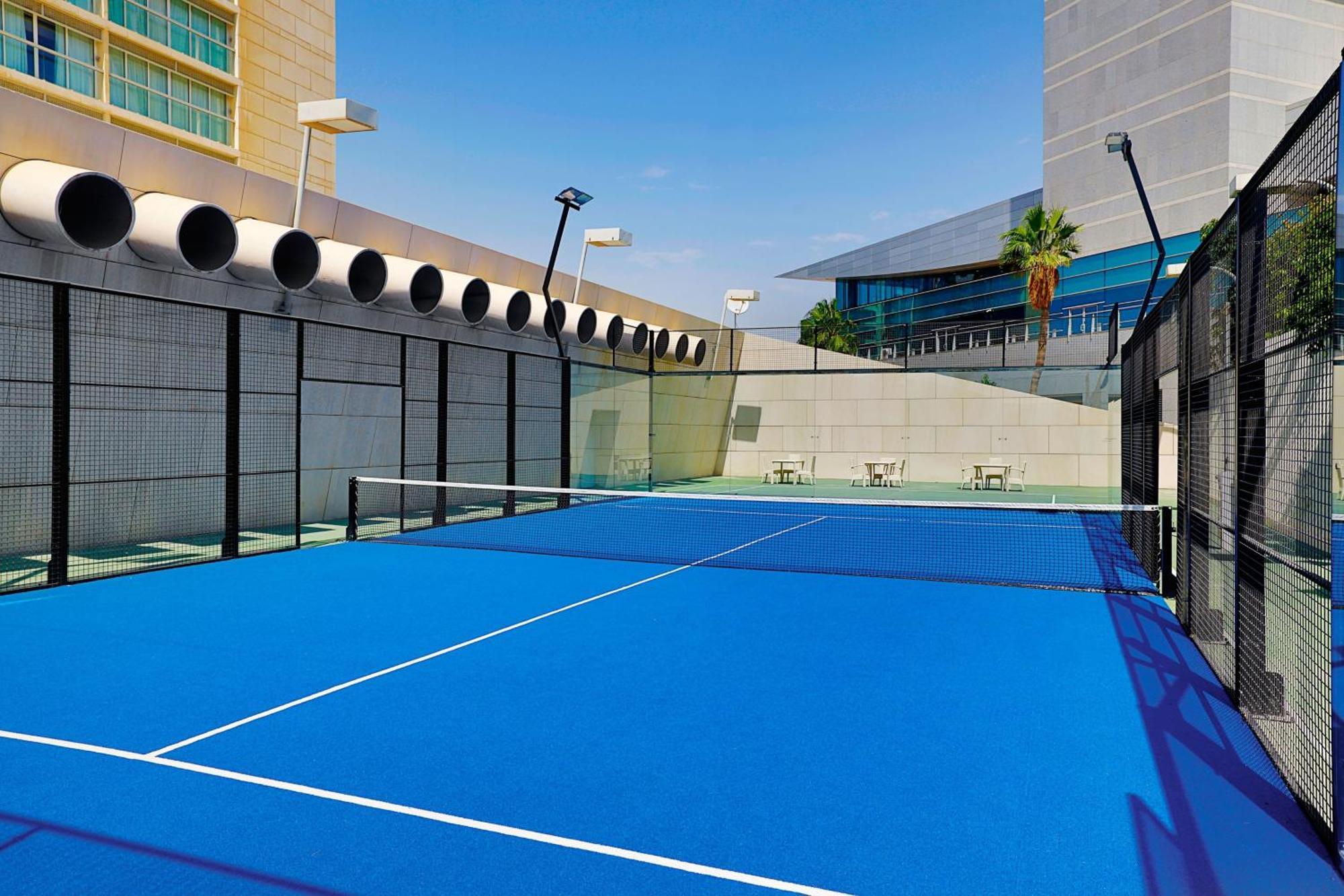 Sheraton Dubai Creek Hotel & Towers Bagian luar foto A paddle tennis court