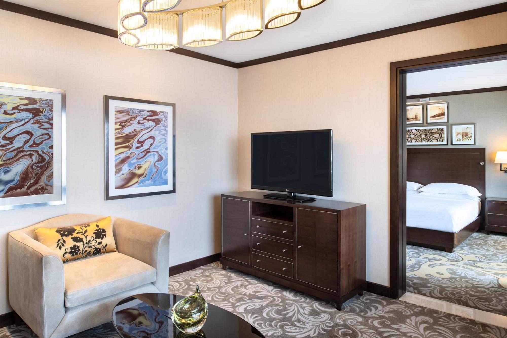 Sheraton Dubai Creek Hotel & Towers Bagian luar foto A suite at the hotel