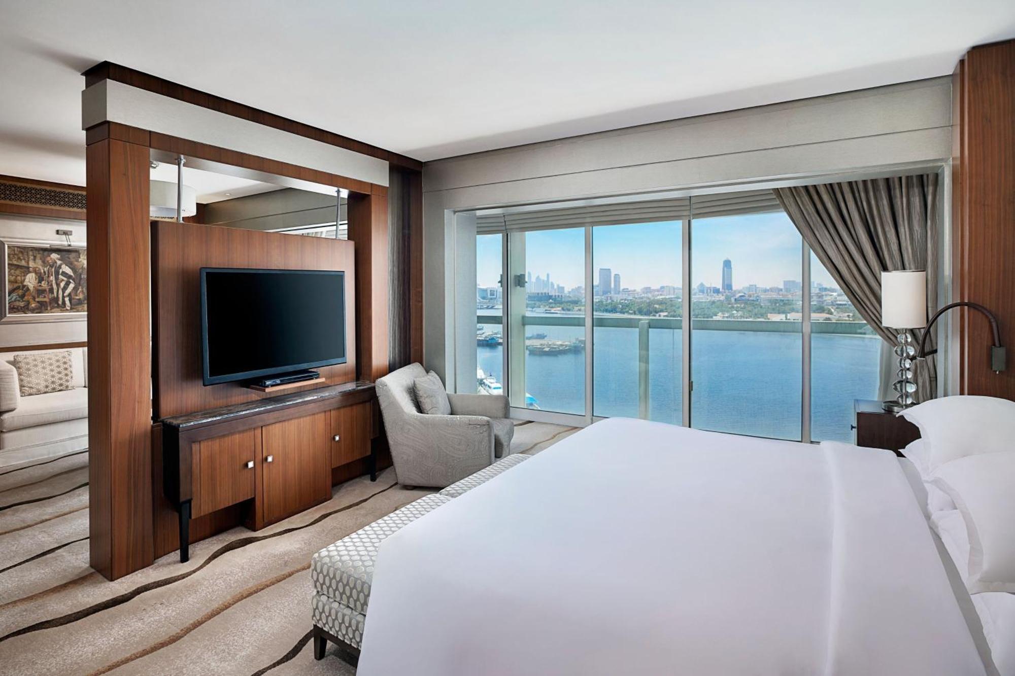 Sheraton Dubai Creek Hotel & Towers Bagian luar foto A bedroom at the JW Marriott Marquis Dubai