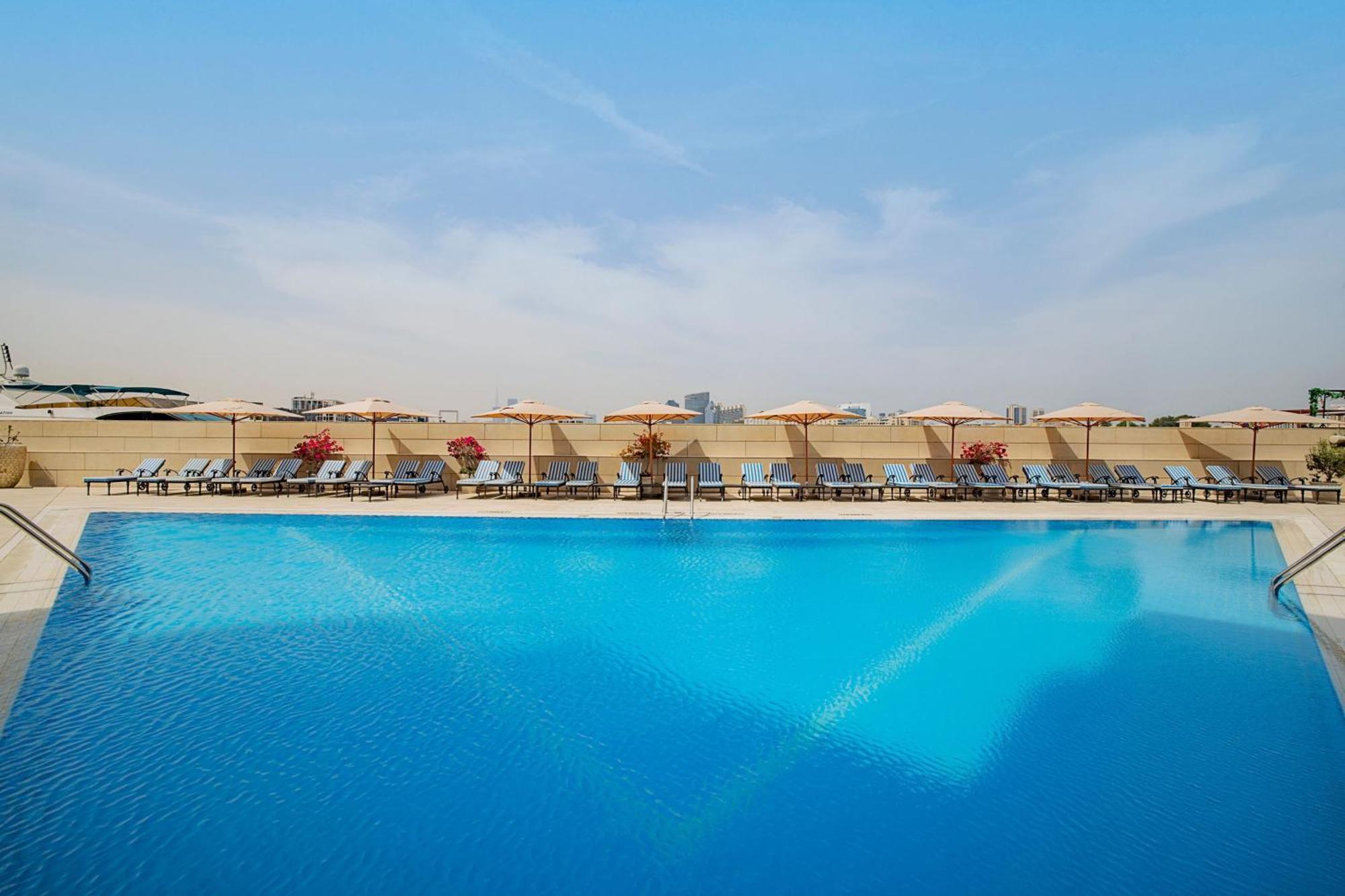 Sheraton Dubai Creek Hotel & Towers Bagian luar foto The swimming pool at the hotel