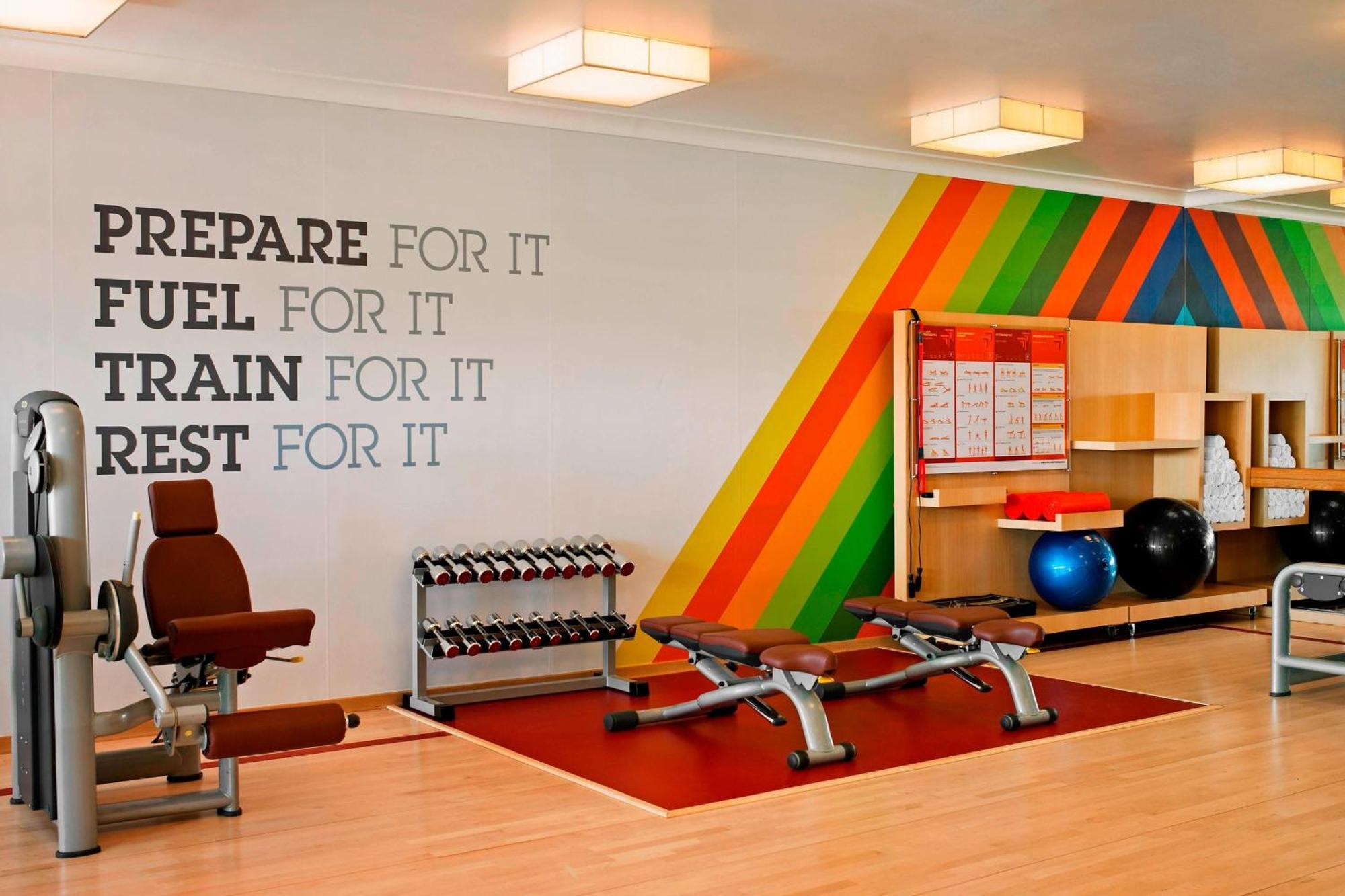 Sheraton Dubai Creek Hotel & Towers Bagian luar foto A gym at a hotel