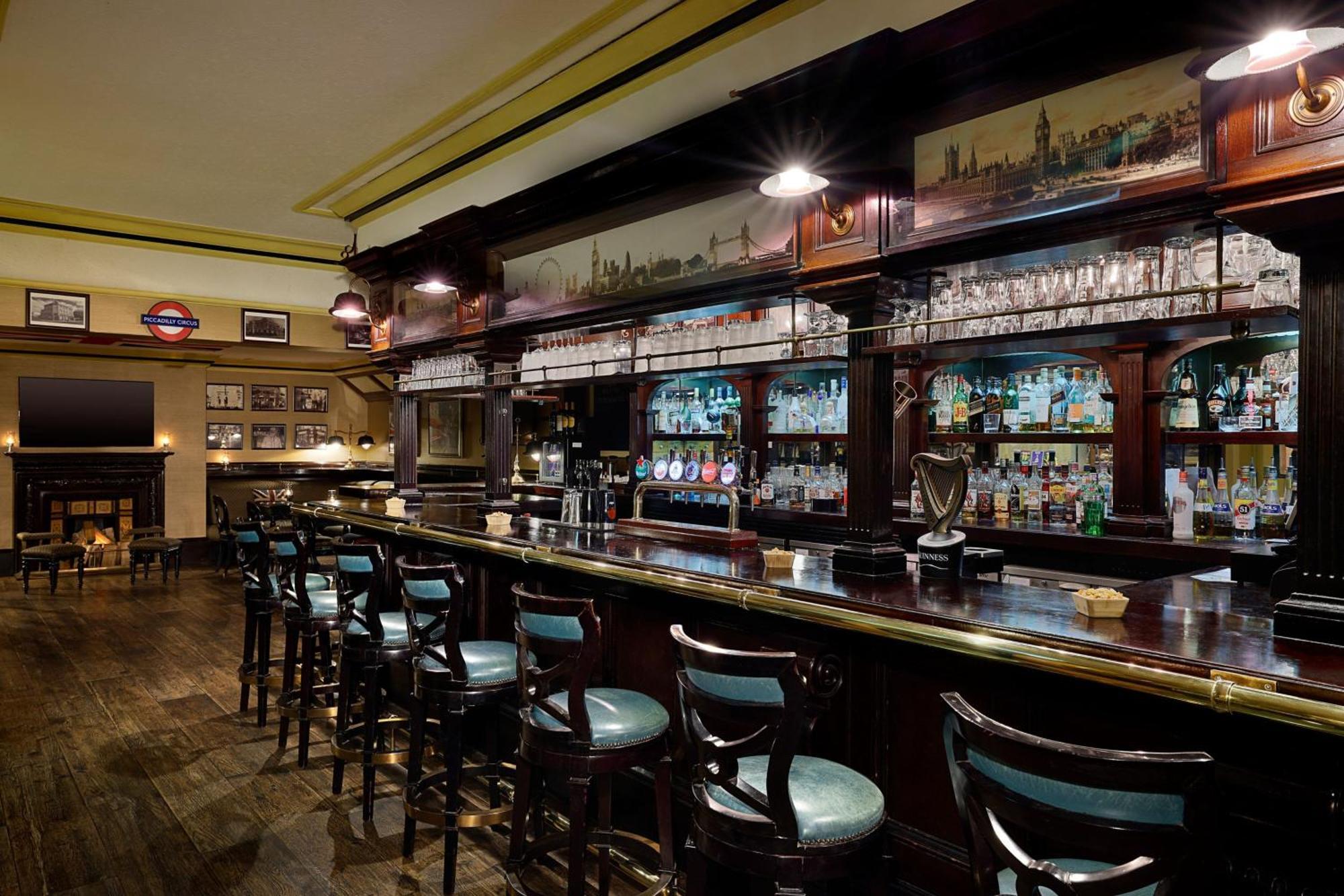 Sheraton Dubai Creek Hotel & Towers Bagian luar foto The bar at the London Hilton