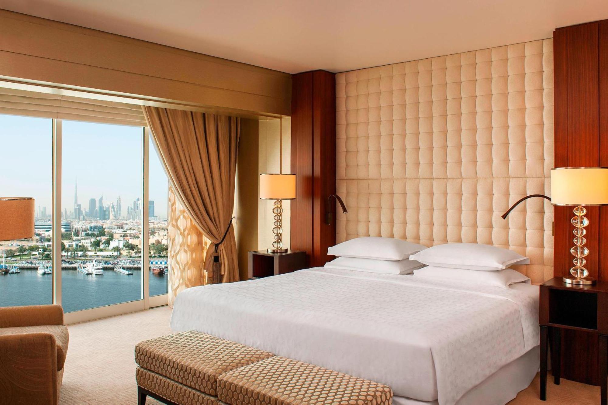 Sheraton Dubai Creek Hotel & Towers Bagian luar foto A bedroom at the Jumeirah Atlantis