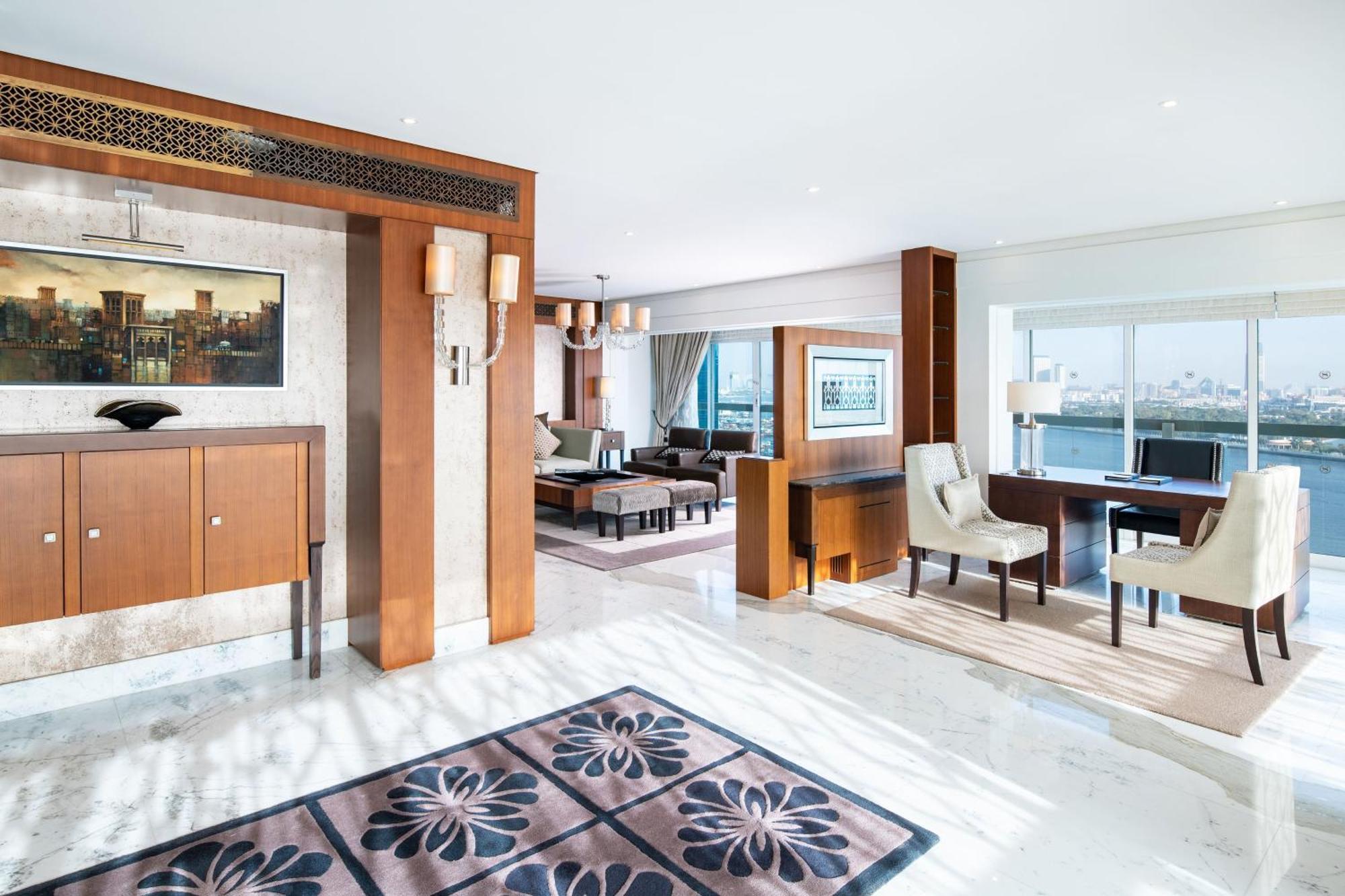 Sheraton Dubai Creek Hotel & Towers Bagian luar foto A suite at the Jumeirah Emirates Towers Hotel