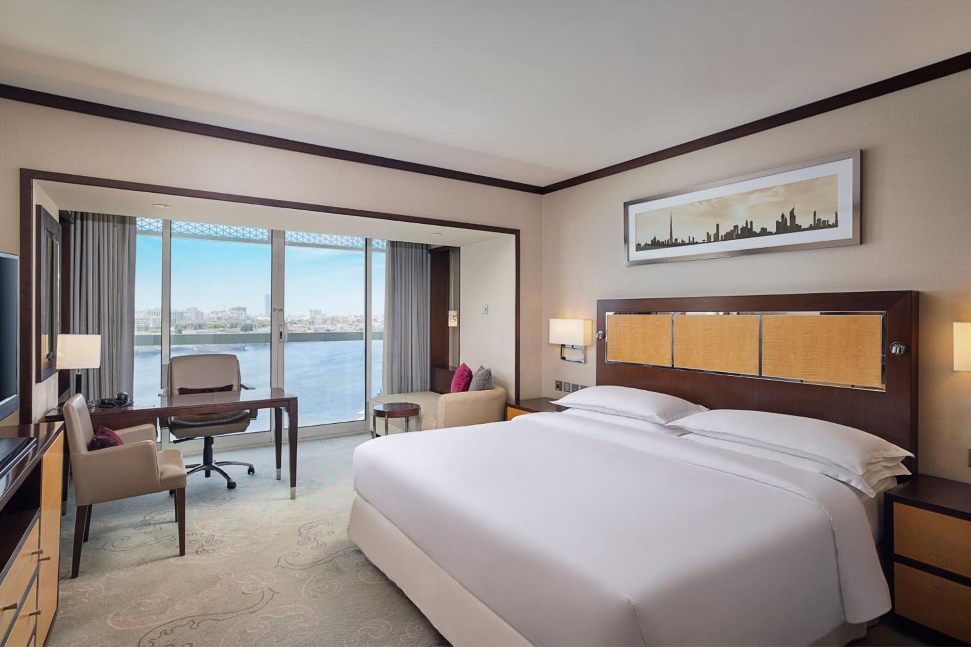Sheraton Dubai Creek Hotel & Towers Bagian luar foto A room at the hotel
