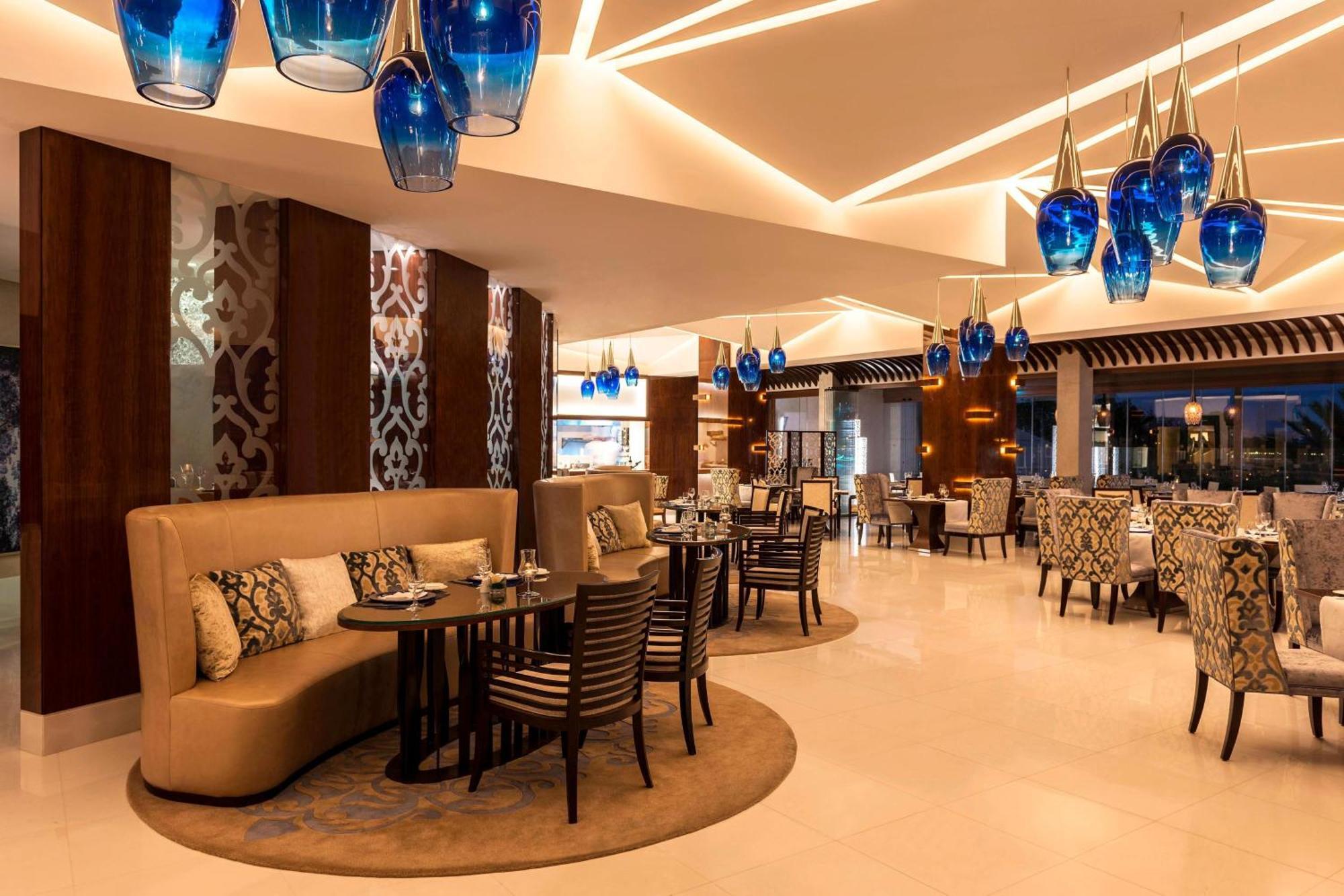 Sheraton Dubai Creek Hotel & Towers Bagian luar foto The restaurant
