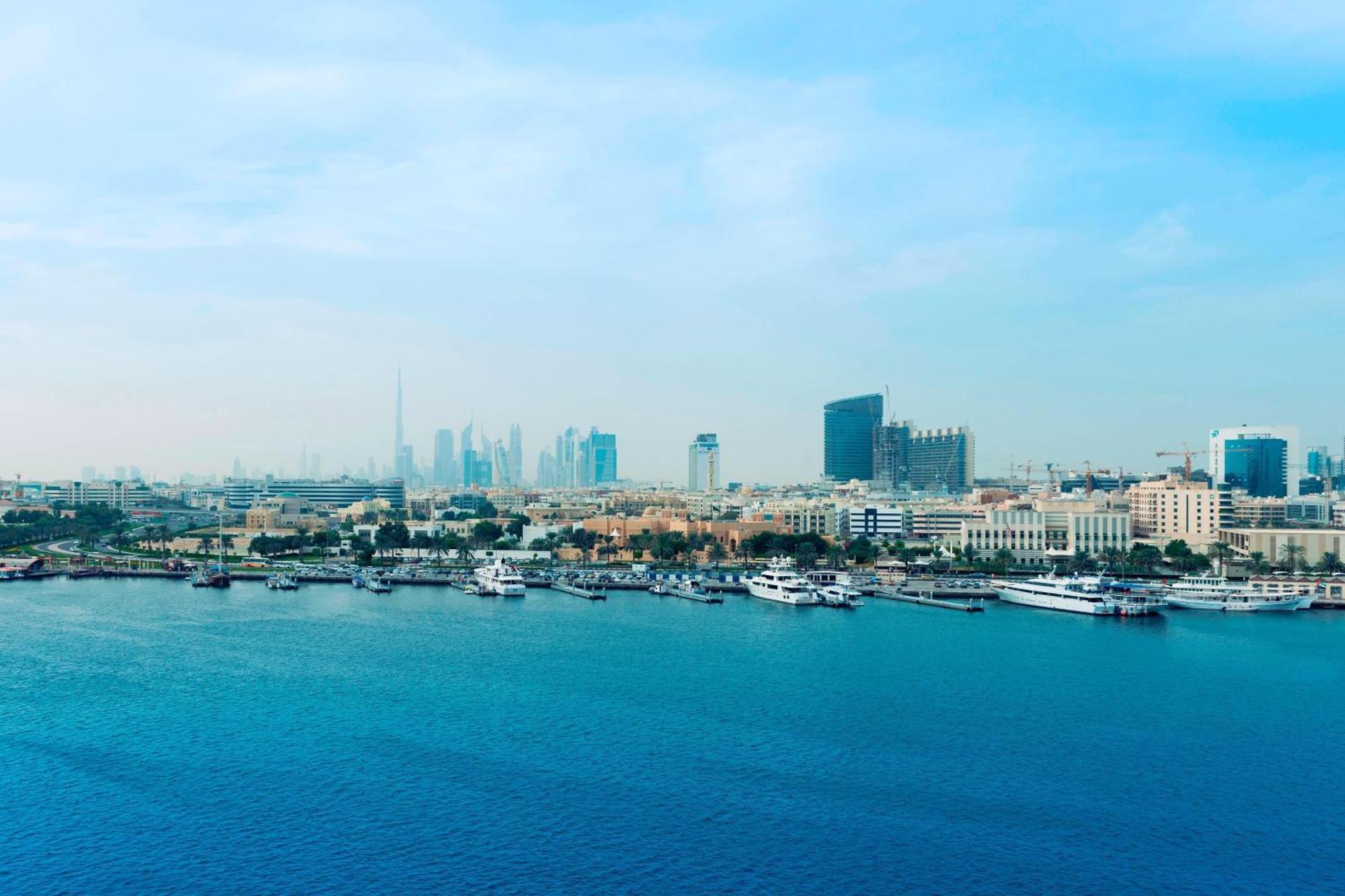 Sheraton Dubai Creek Hotel & Towers Bagian luar foto Dubai Marina skyline