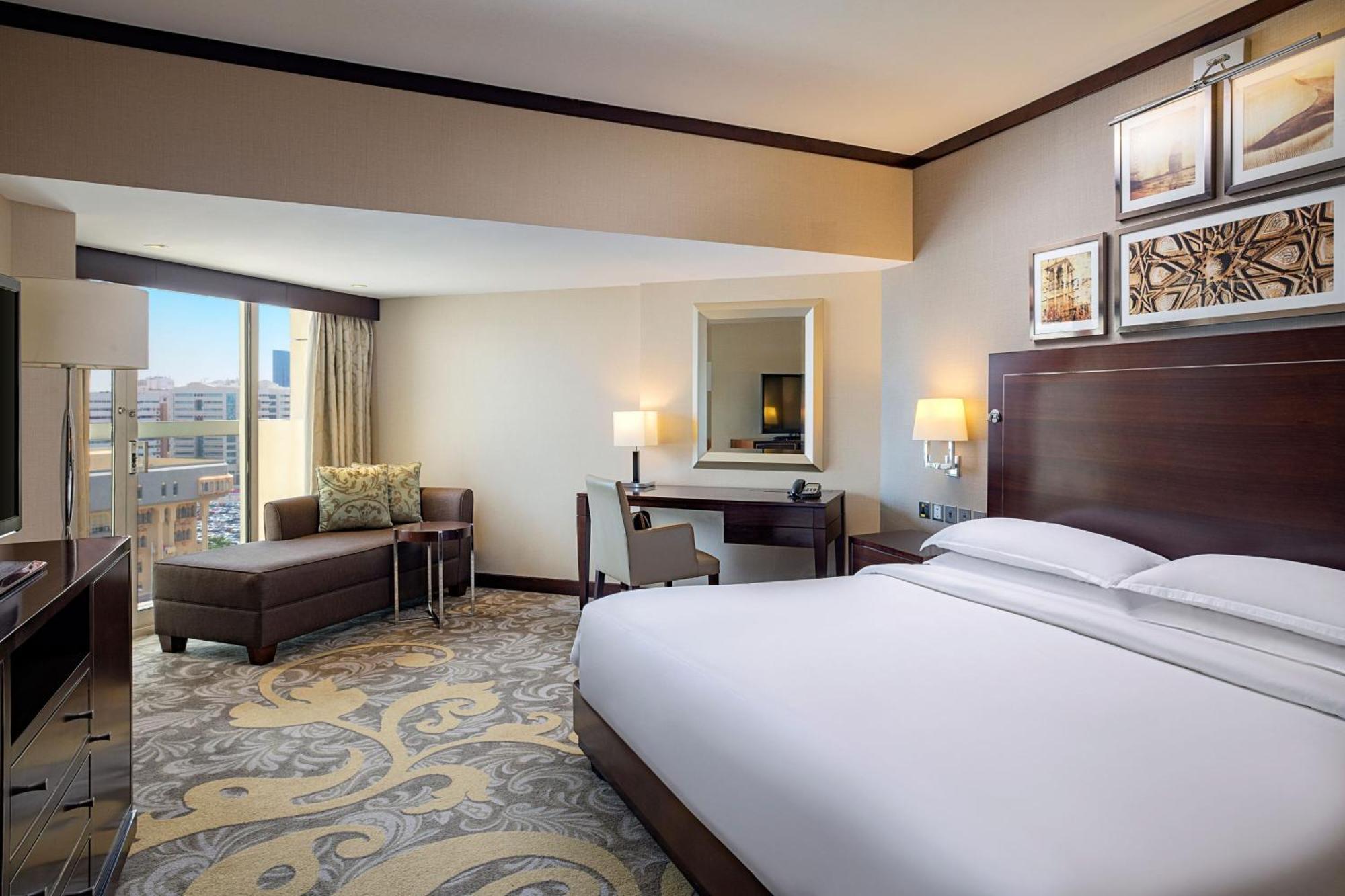 Sheraton Dubai Creek Hotel & Towers Bagian luar foto A guest room at the Hilton Cairo
