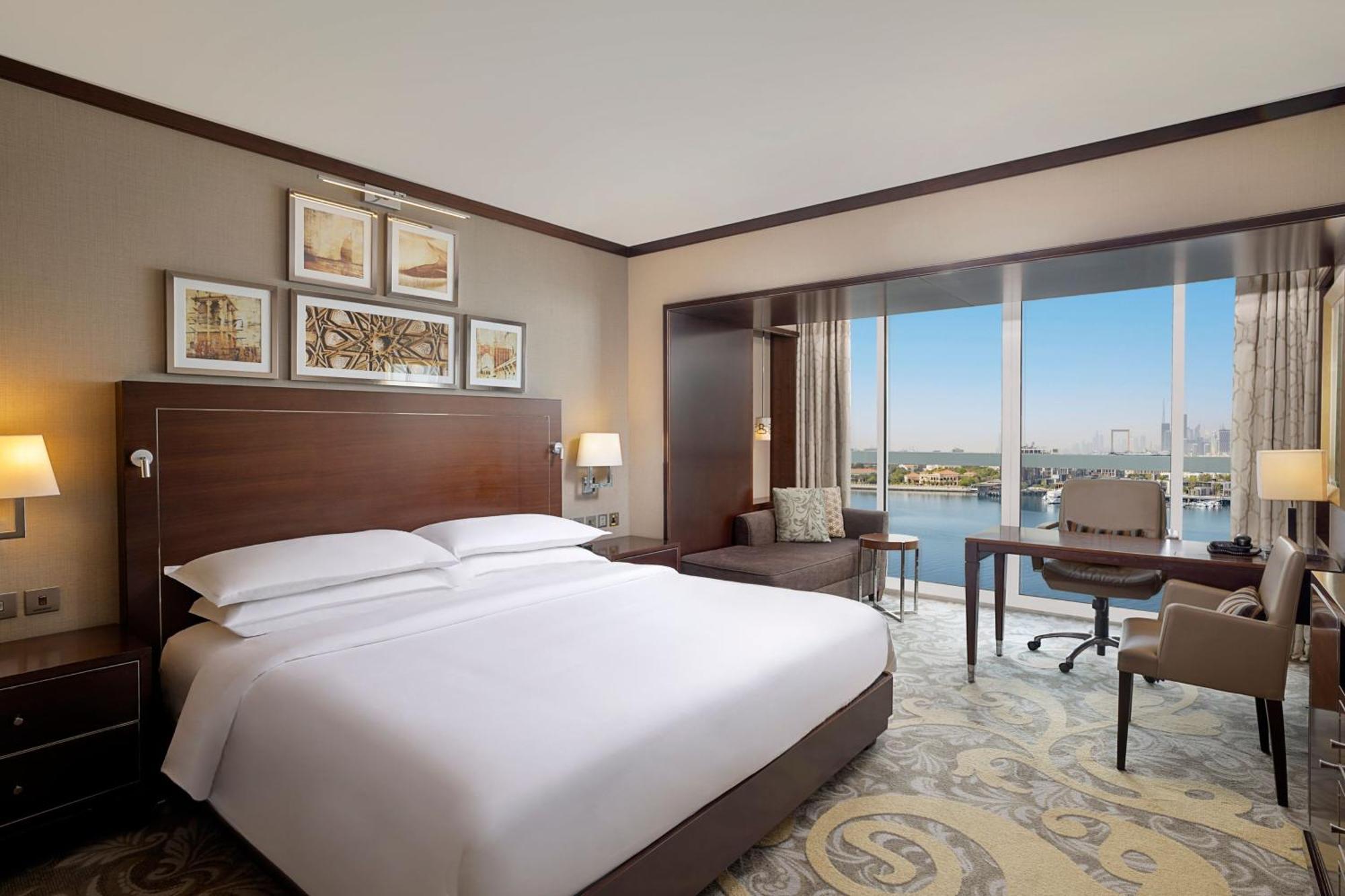 Sheraton Dubai Creek Hotel & Towers Bagian luar foto A guest room at the Hilton San Diego Bayfront