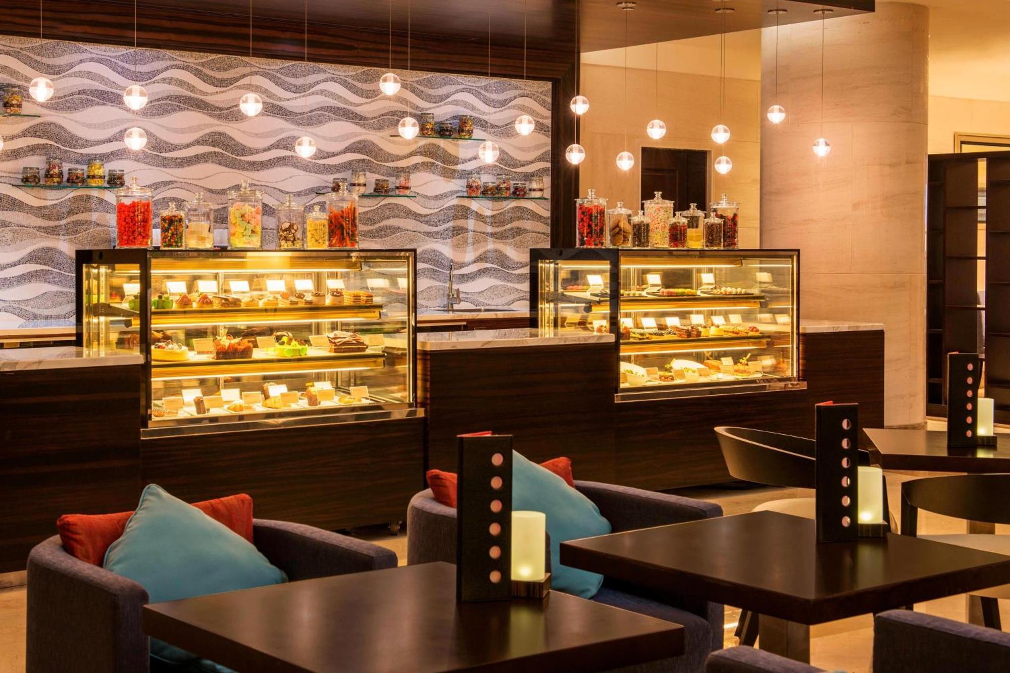 Sheraton Dubai Creek Hotel & Towers Bagian luar foto The Lounge at the airport