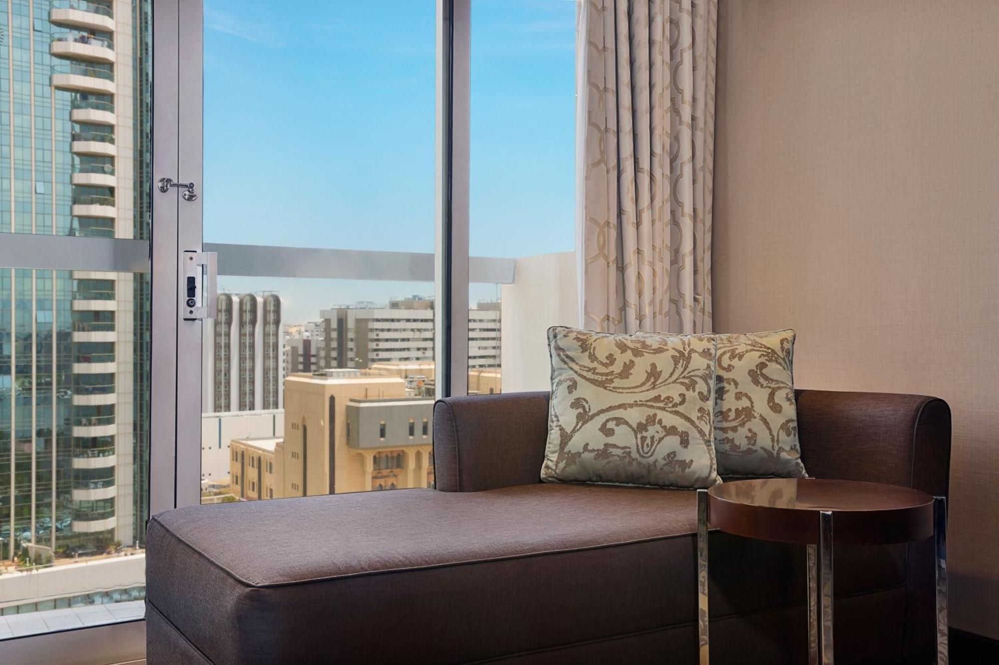 Sheraton Dubai Creek Hotel & Towers Bagian luar foto A room at the hotel