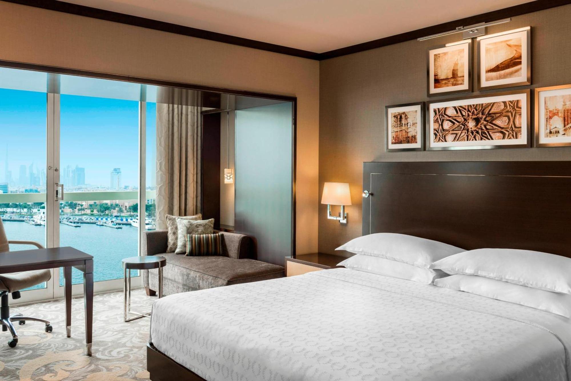 Sheraton Dubai Creek Hotel & Towers Bagian luar foto A guest room at the hotel