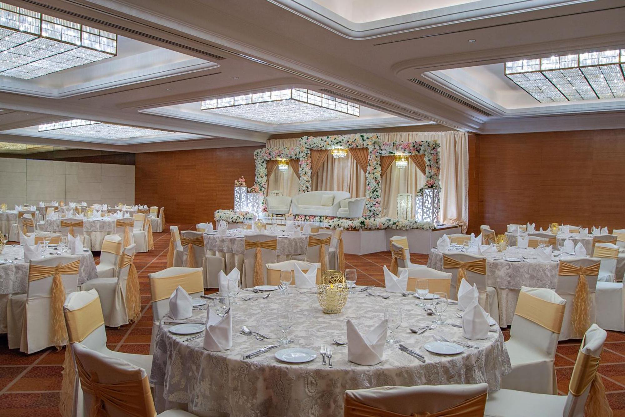 Sheraton Dubai Creek Hotel & Towers Bagian luar foto Wedding reception at the Grand Ballroom