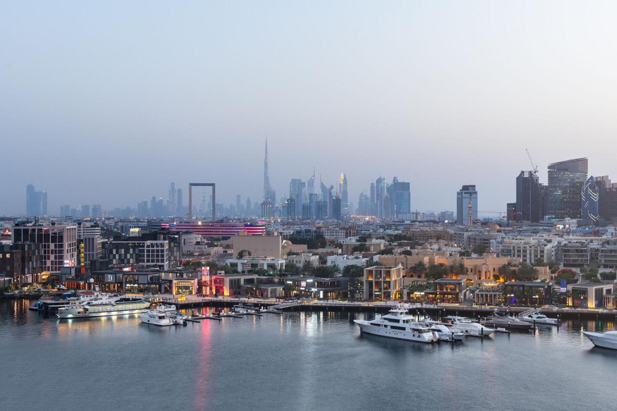 Sheraton Dubai Creek Hotel & Towers Bagian luar foto Dubai Marina skyline