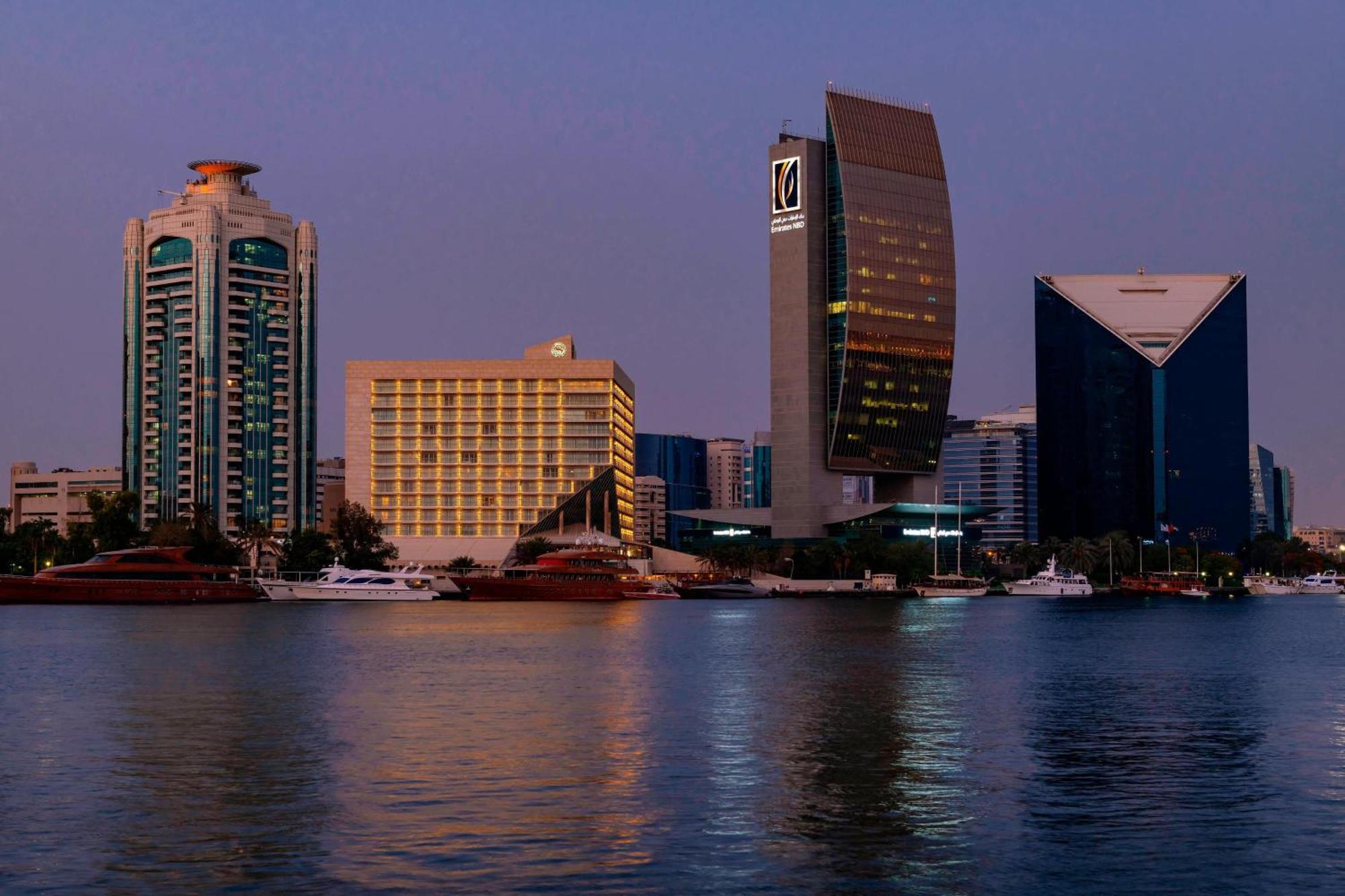 Sheraton Dubai Creek Hotel & Towers Bagian luar foto Manama skyline