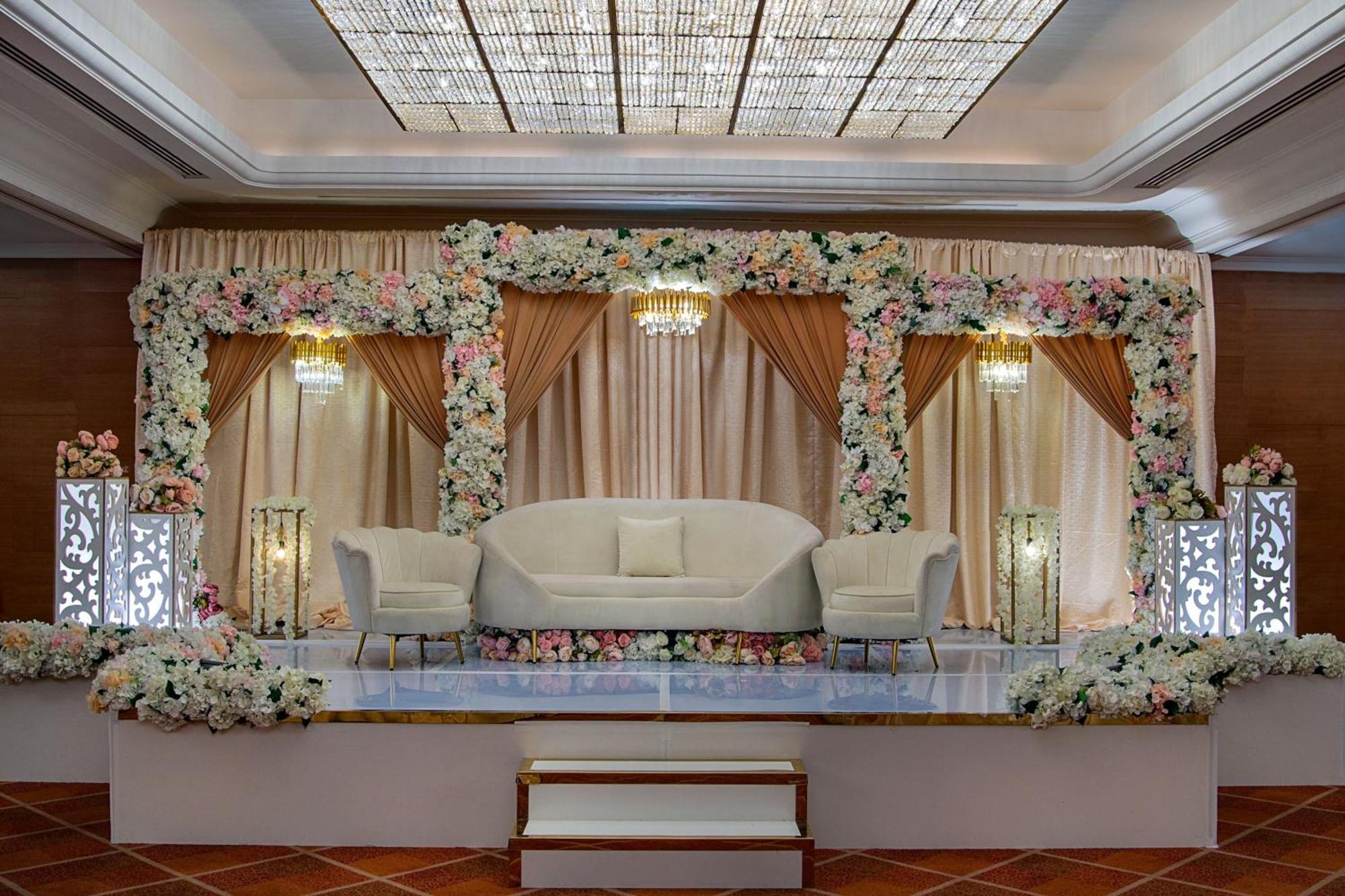 Sheraton Dubai Creek Hotel & Towers Bagian luar foto A modern mandap