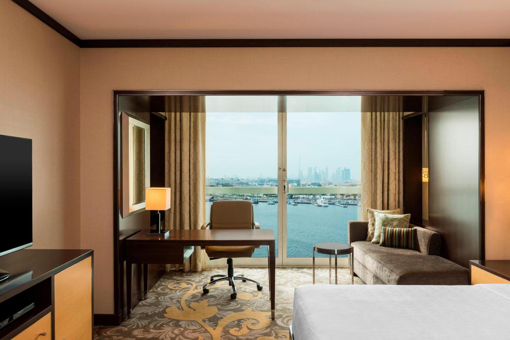 Sheraton Dubai Creek Hotel & Towers Bagian luar foto A room at the hotel