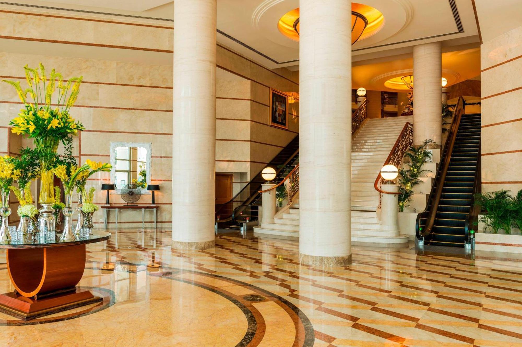 Sheraton Dubai Creek Hotel & Towers Bagian luar foto The lobby of the hotel