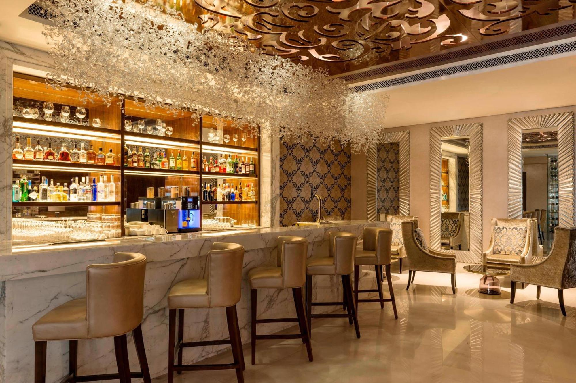 Sheraton Dubai Creek Hotel & Towers Bagian luar foto The bar at the lobby