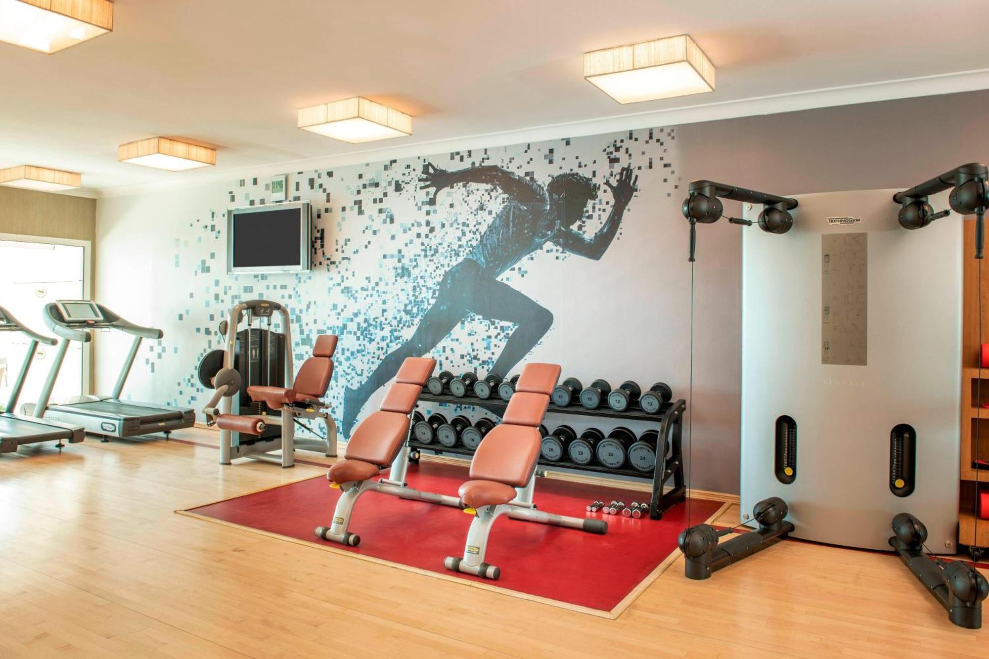 Sheraton Dubai Creek Hotel & Towers Bagian luar foto A typical gym