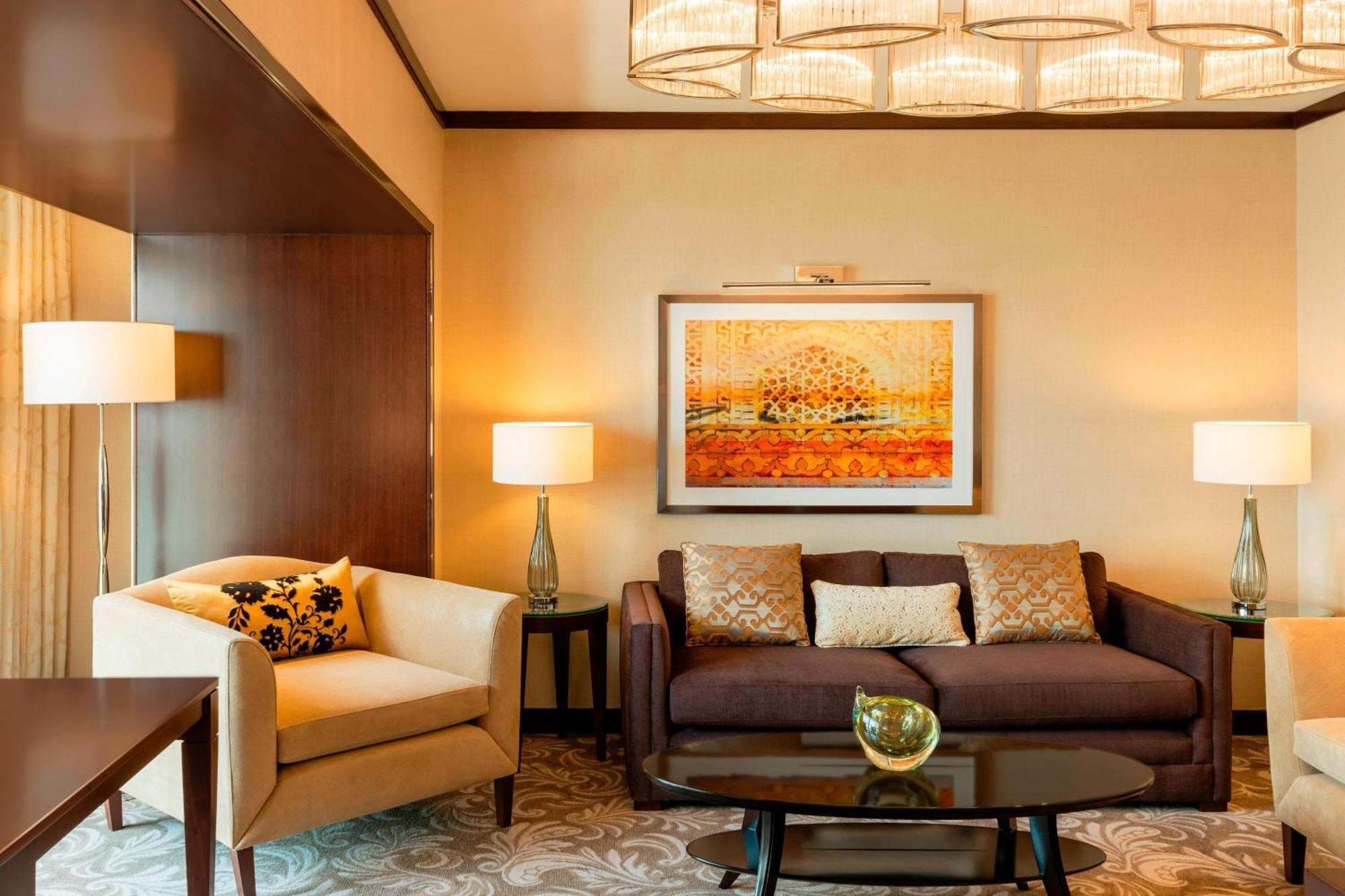 Sheraton Dubai Creek Hotel & Towers Bagian luar foto A living room at the Ritz-Carlton, Dubai