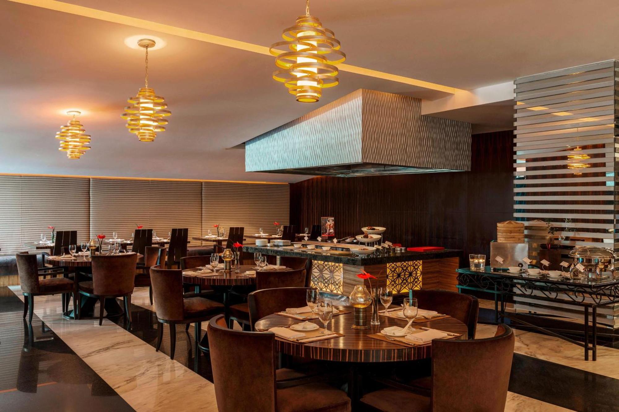 Sheraton Dubai Creek Hotel & Towers Bagian luar foto The restaurant