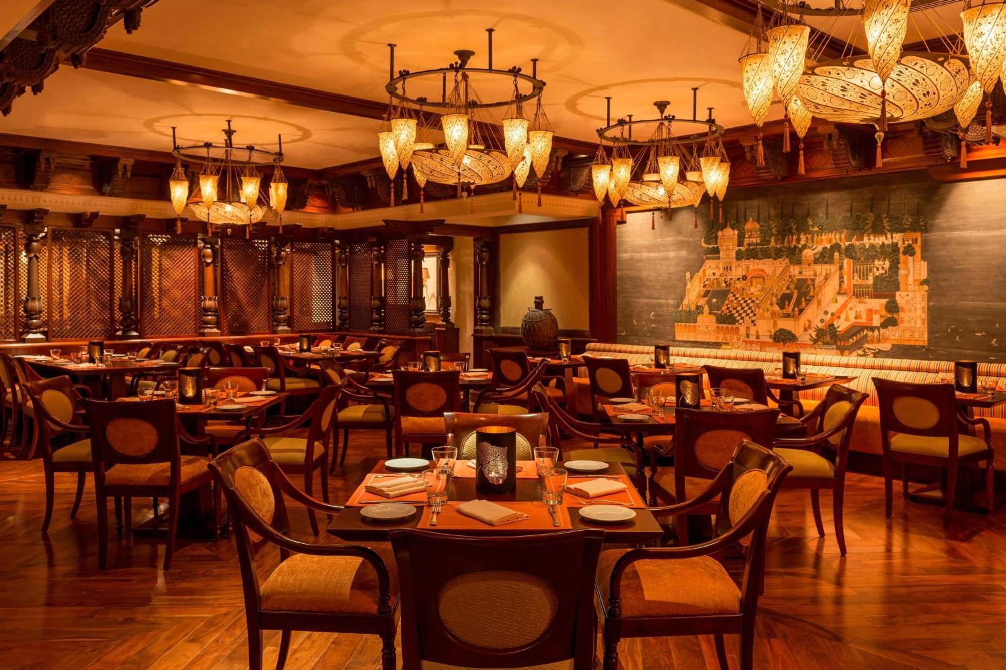 Sheraton Dubai Creek Hotel & Towers Bagian luar foto The interior of the restaurant