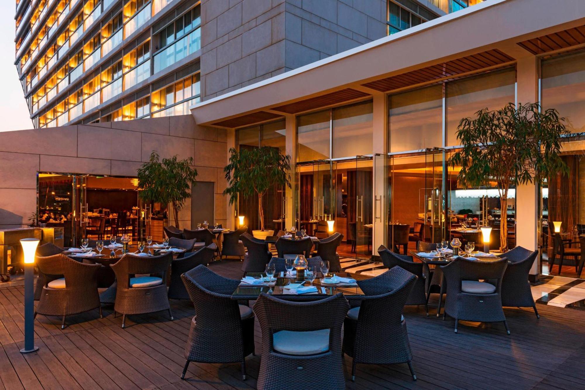 Sheraton Dubai Creek Hotel & Towers Bagian luar foto The Deck
