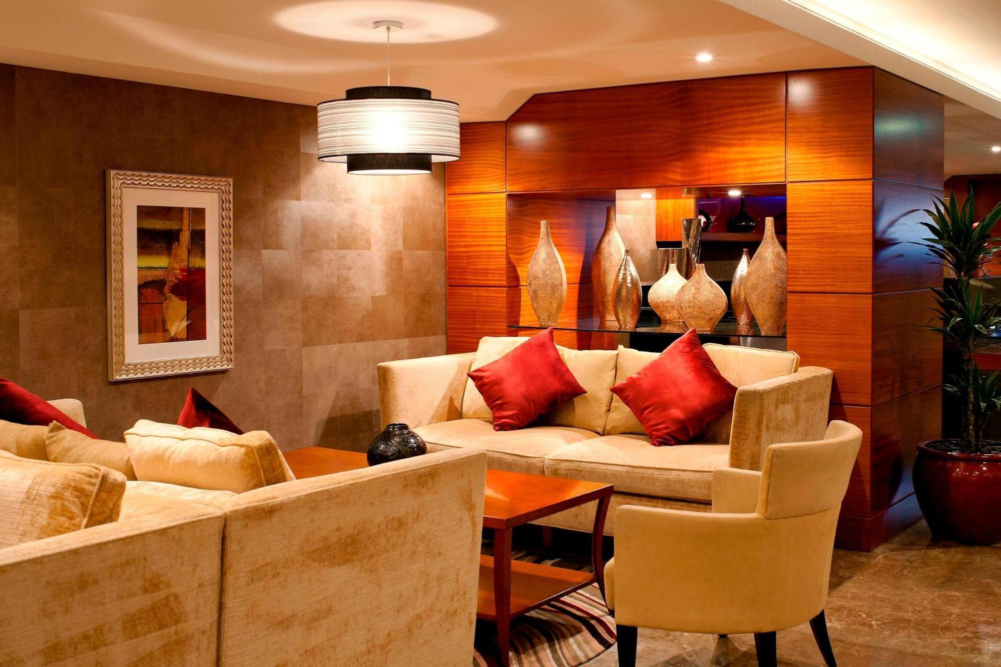 Sheraton Dubai Creek Hotel & Towers Bagian luar foto The interior of the lounge