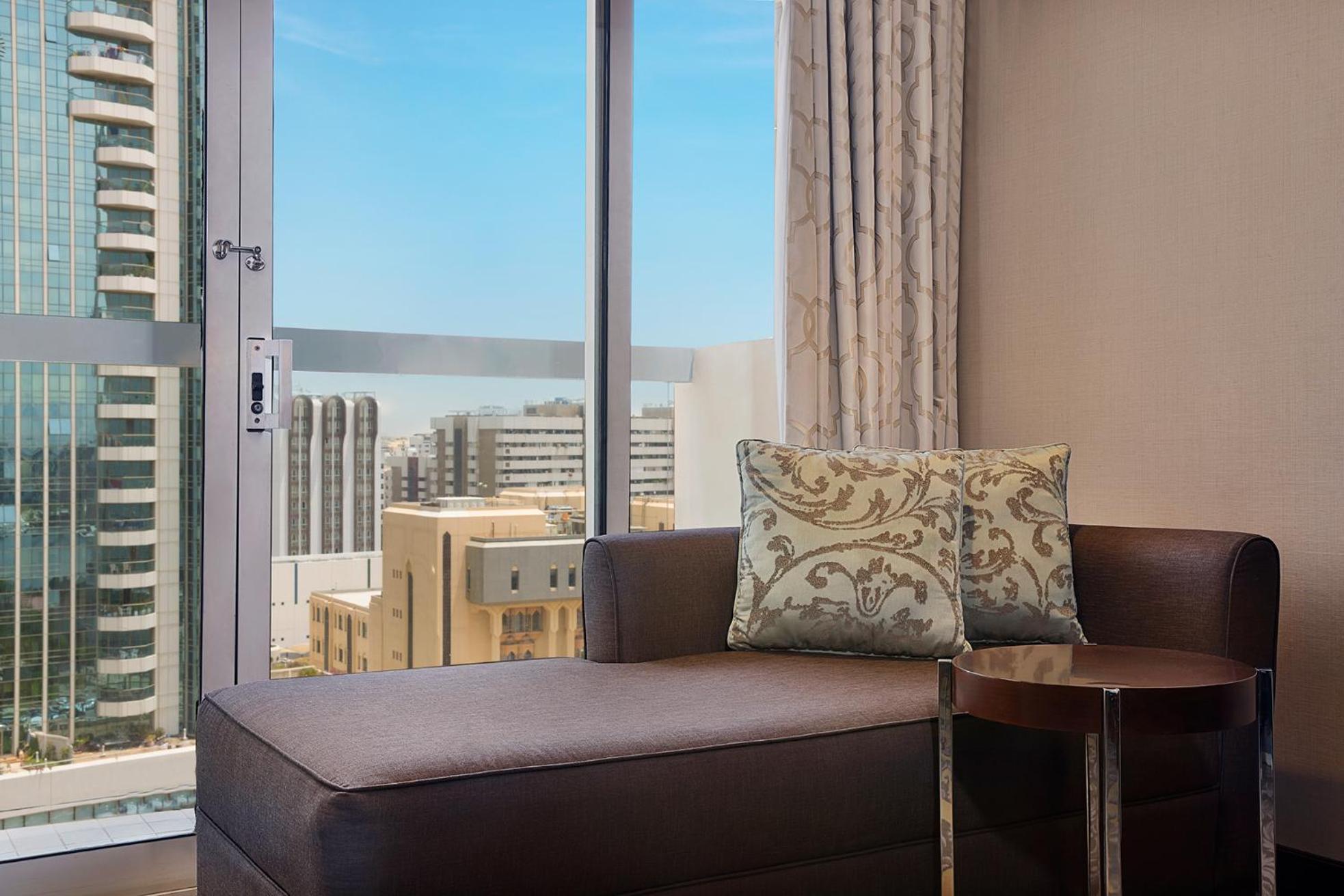 Sheraton Dubai Creek Hotel & Towers Bagian luar foto A room at the hotel